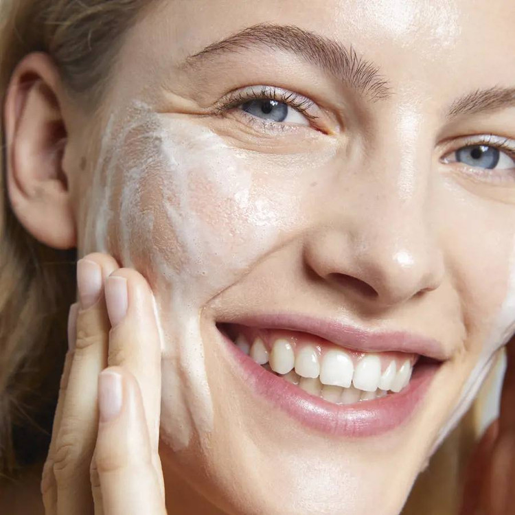 ژل تمیز کننده و آبرسان صورت الوئهورا و آناناس لاونیچر