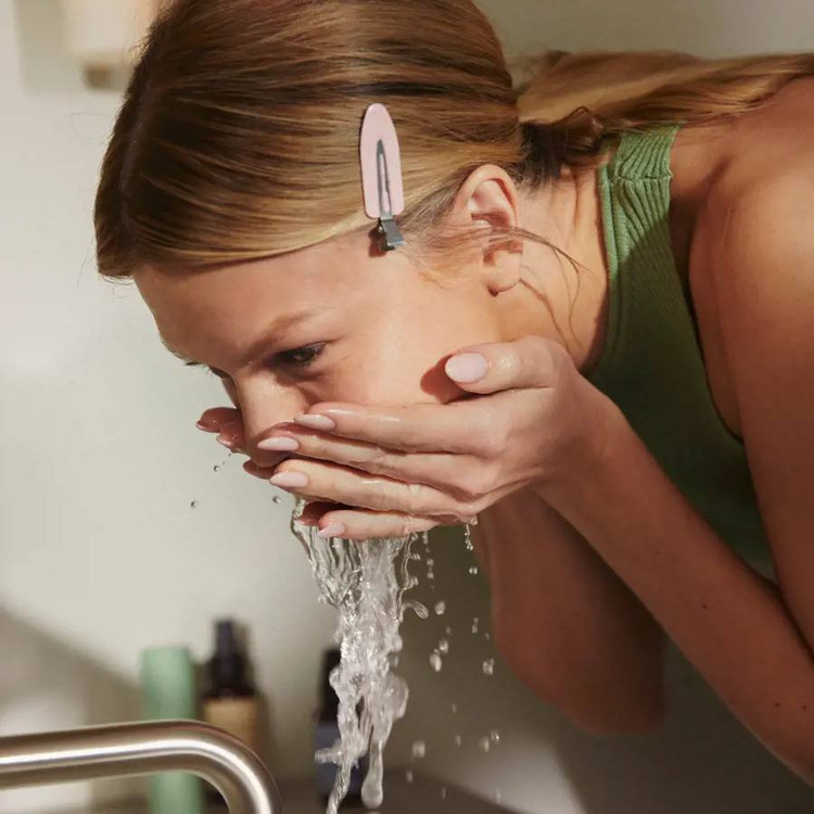 پاککننده و شویندهی صورت از لاین پوستی ولوسوفی