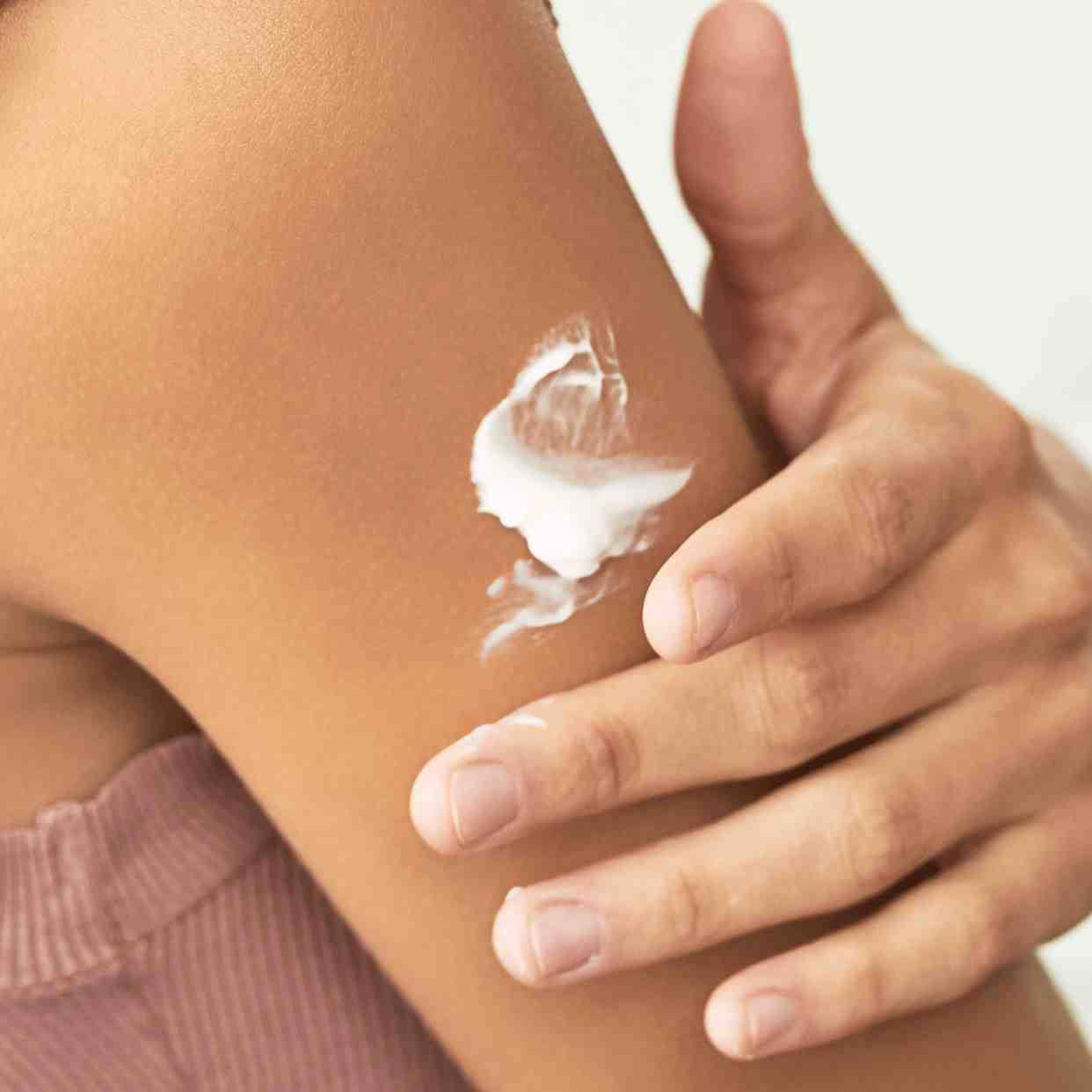 کرم چند منظوره صورت و بدن حاوی ویتامین E و روغن کانولا اسنشیالز