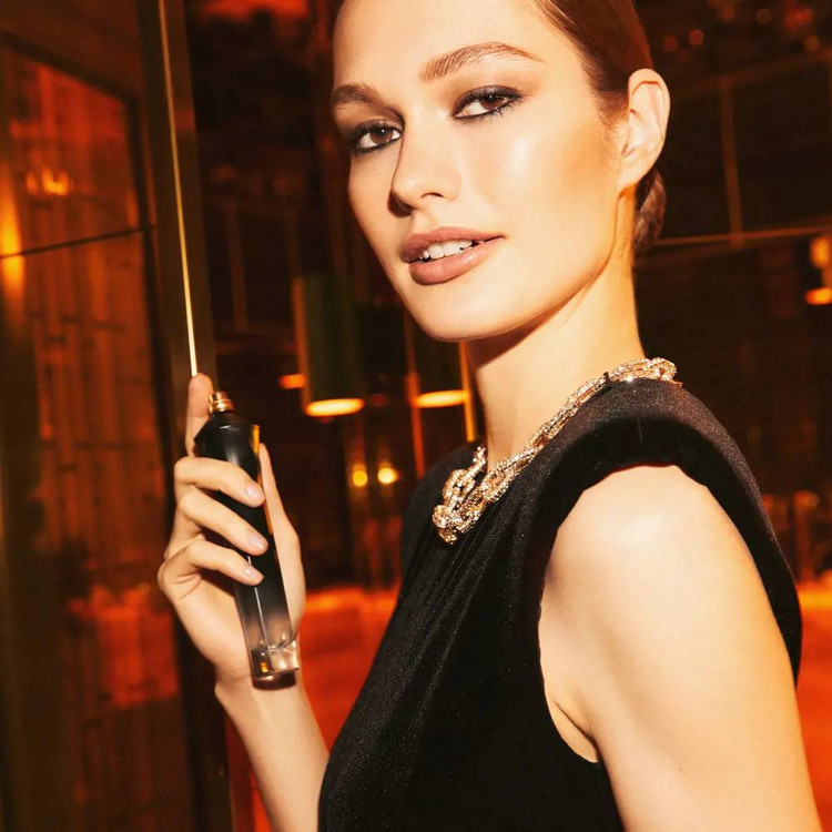 ادکلن زنانه دیواین دارک ولوت